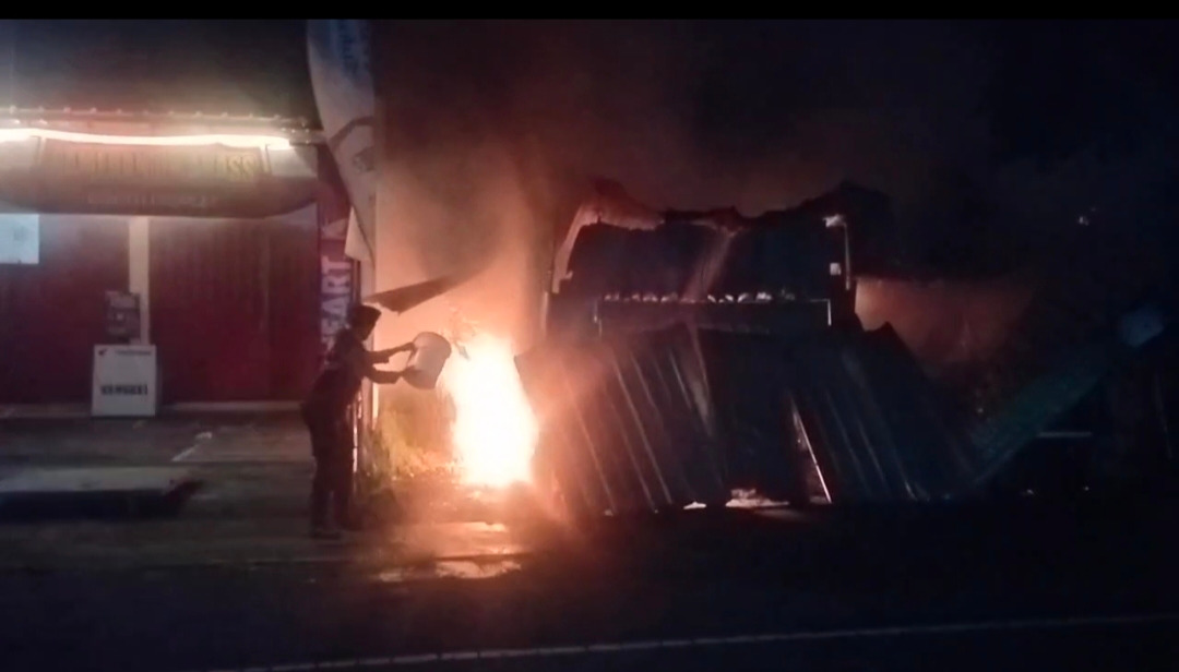 LUDES: Kebakaran yang menimpa sebuah warung yang terletak di Desa Gerokgak, Kabupaten Buleleng, Bali.