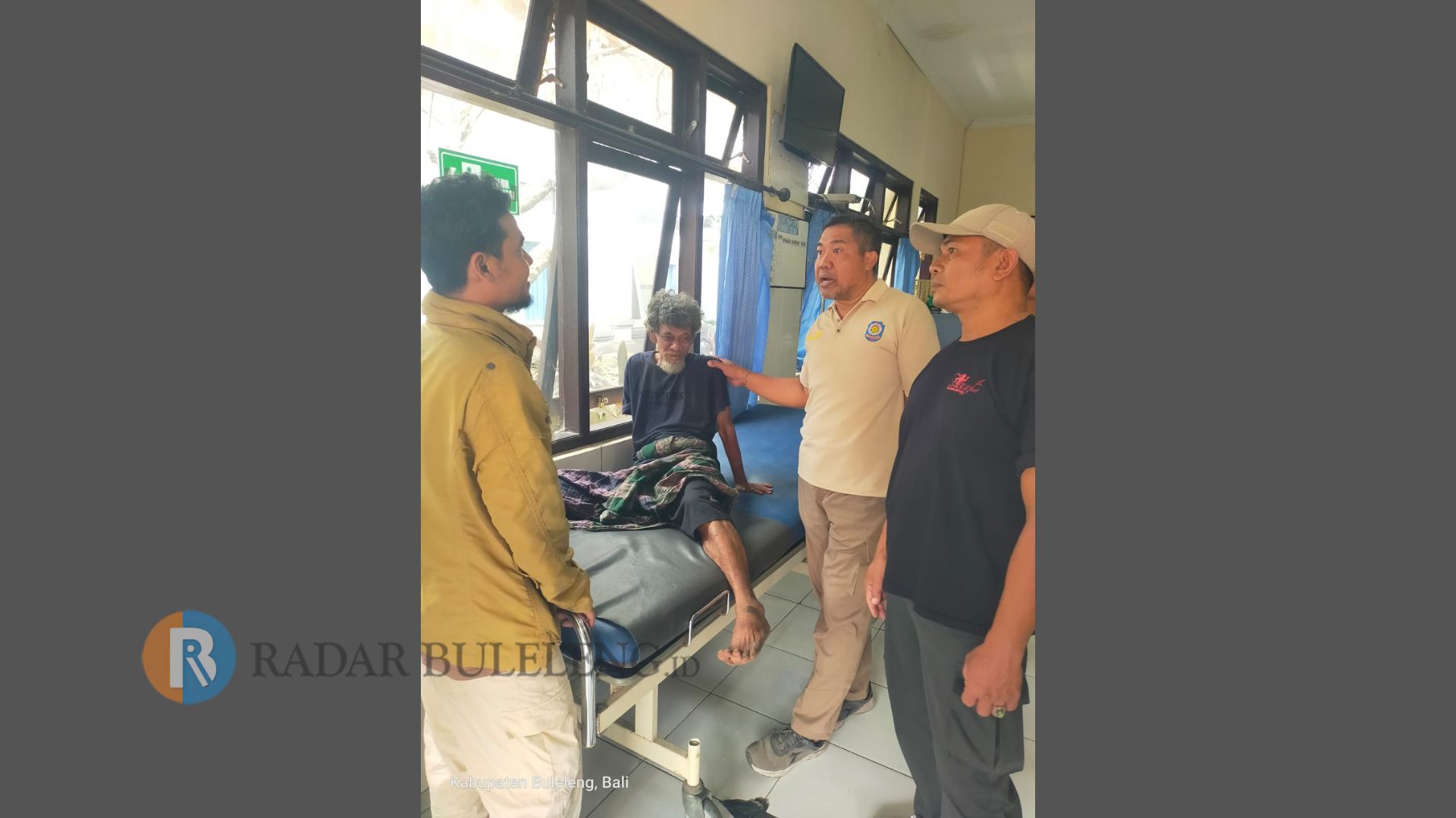 DITEMUKAN SELAMAT: Pol PP Buleleng mengevakuasi Mulyadi, seorang lansia asal Kelurahan Kampung Singaraja yang sempat dilaporkan hilang. Ia ditemukan dalam kondisi selamat di Tejakula.