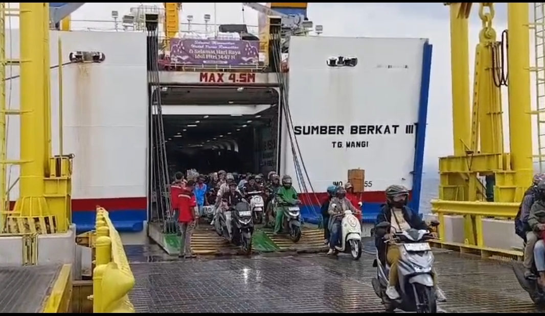 PADAT: Kendaraan roda dua tampak keluar dari salah satu kapal yang bersandar di Pelabuhan Gilimanuk pada Rabu (25/3/2026).