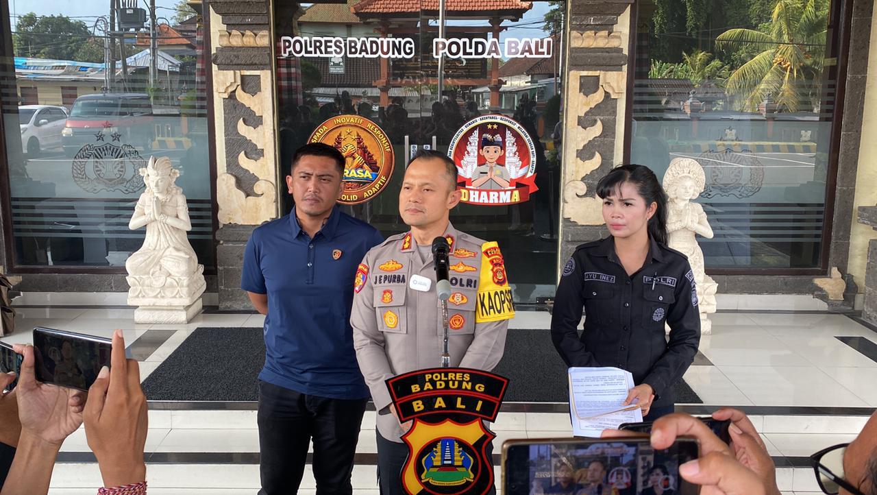 MASIH PENYELIDIKAN: Kapolres Buleleng, AKBP Joseph Edward Purba (tengah) saat memberikan keterangan kepada wartawan di Polres Badung.