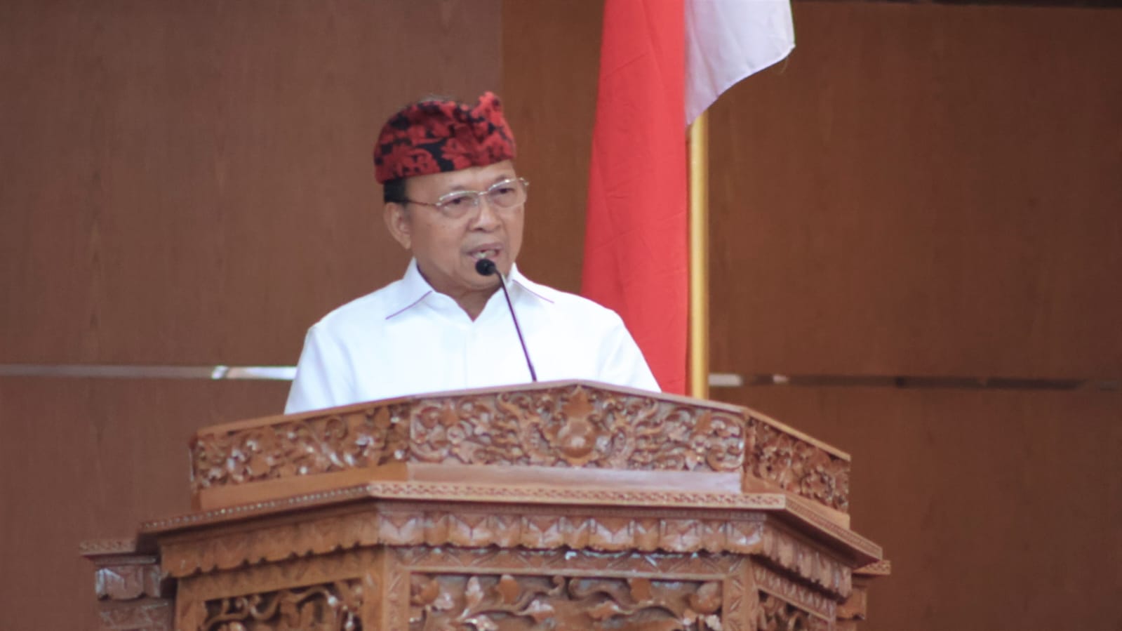 PAPARKAN KINERJA: Gubernur Bali, Wayan Koster.
