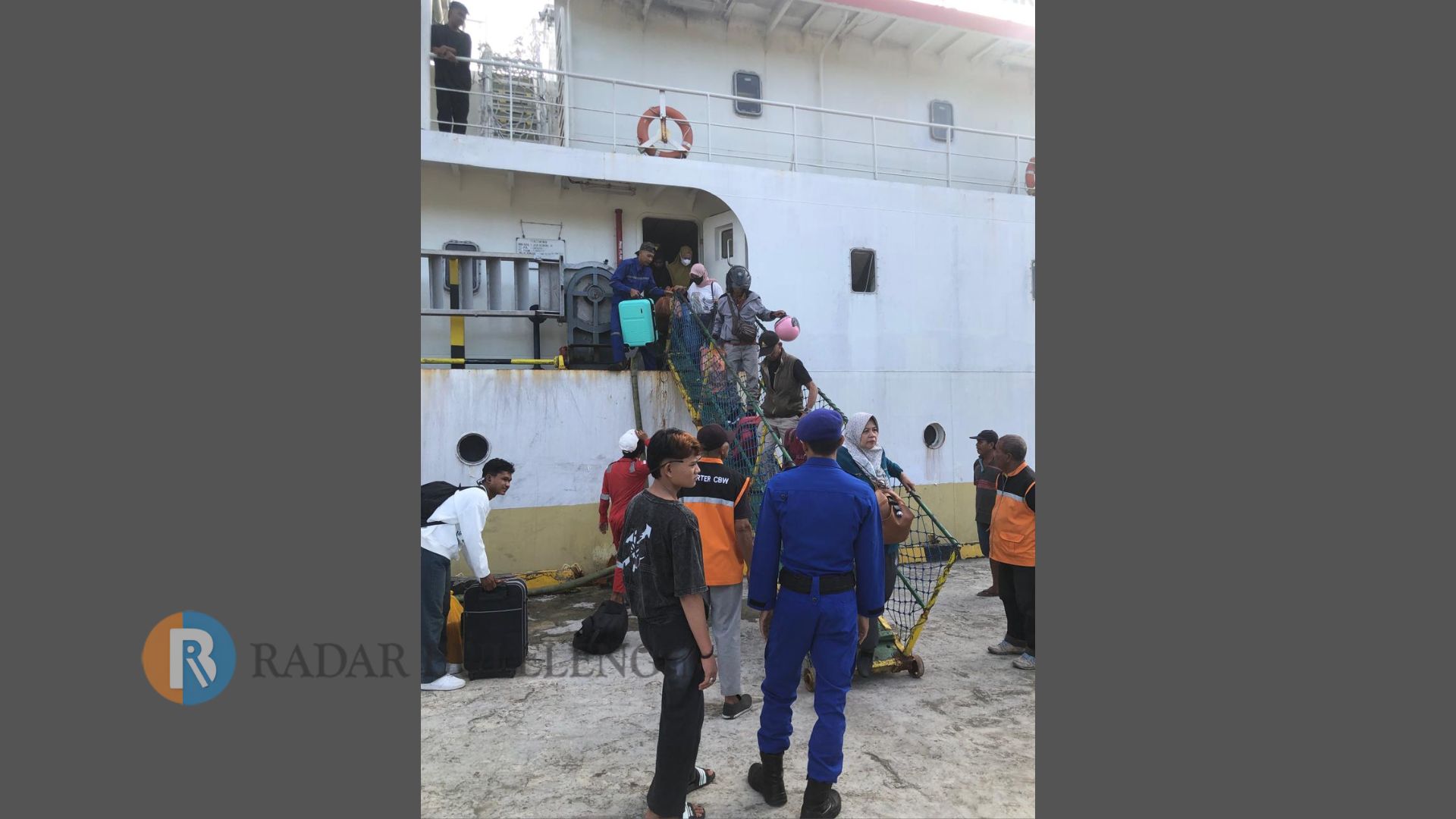 ARUS BALIK: Suasana arus balik pemudik dari Pulau Kangean. Mereka tiba di Pelabuhan Celukan Bawang menggunakan KM Sabuk Nusantara.