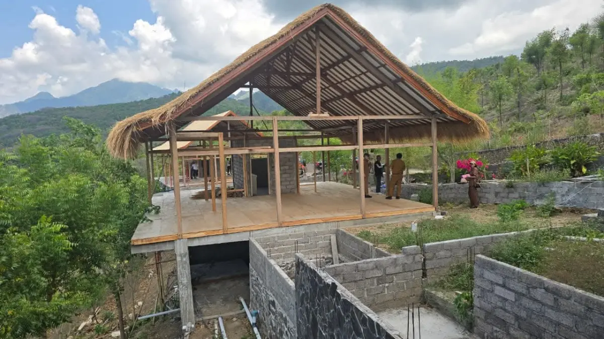 BONGKAR: Bangunan villa di area hutan Desa Pejarakan. Pansus TRAP DPRD Bali merekomendasikan agar bangunan itu dibongkar. (Eka Prasetya/Radar Buleleng)