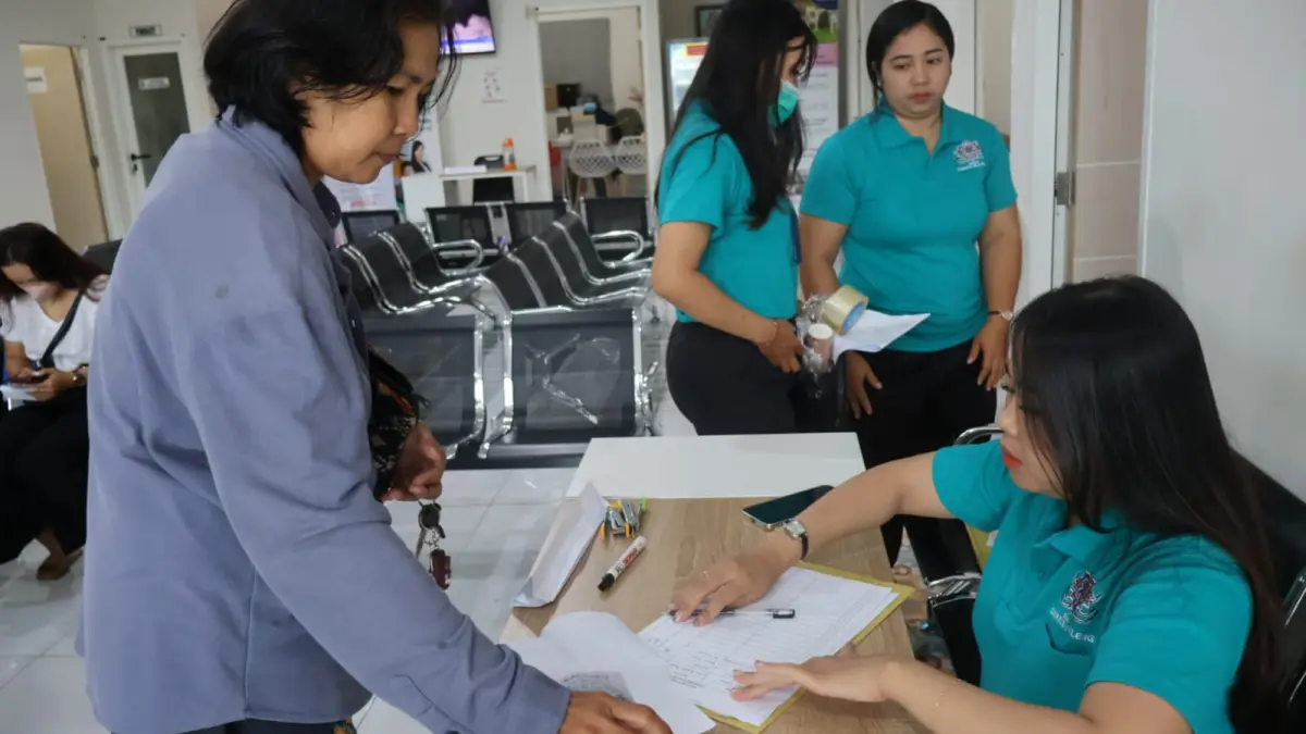 DAFTAR DULU: Salah satu peserta yang hendak mengikuti pemeriksaan HPV DNA Test untuk menekan kasus kanker serviks. (Pemkab Buleleng)