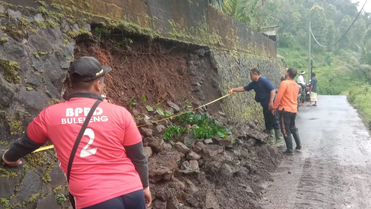JEBOL: Kondisi senderan di SDN 2 Silangjana yang jebol. (BPBD Buleleng)