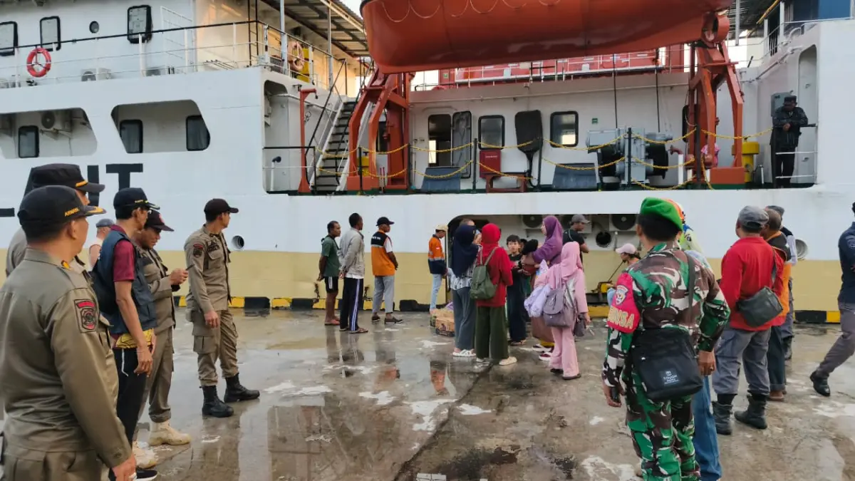 PERIKSA IDENTITAS: Tim gabungan memeriksa identitas sejumlah penumpang yang turun dari KM Sabuk Nusantara 51. Pemeriksaan identitas itu merupakan bagian dari pengawasan arus balik mudik 2026. (Pol PP Buleleng)