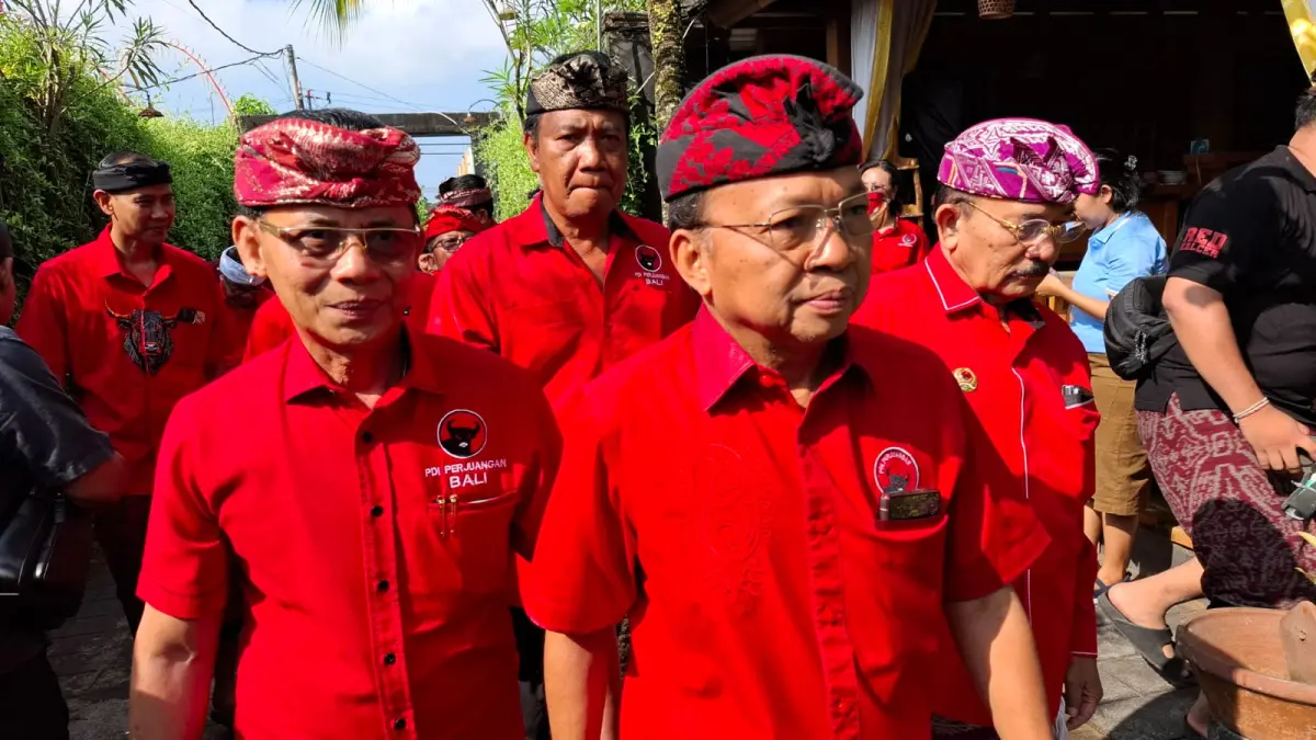 HARUS DISIPLIN: Ketua DPD PDI Perjuangan Bali, Wayan Koster (depan). Ia meminta seluruh kader PDIP di Klungkung disiplin dan bebas narkoba. (Dewa Ayu Pitri Arisanti/Radar Bali)