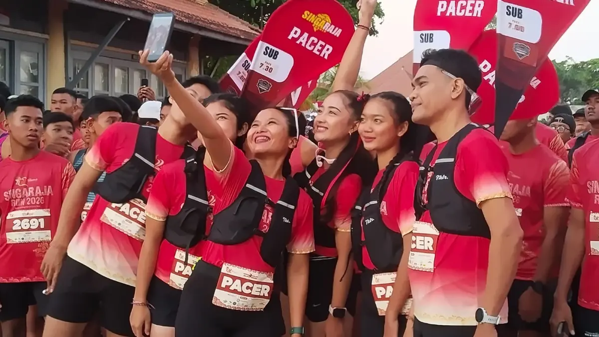 SEMARAK: Para pacer Singaraja Run berfoto bersama sebelum memulai ajang lari yang digelar serangkaian HUT ke-422 Kota Singaraja. (Pemkab Buleleng)