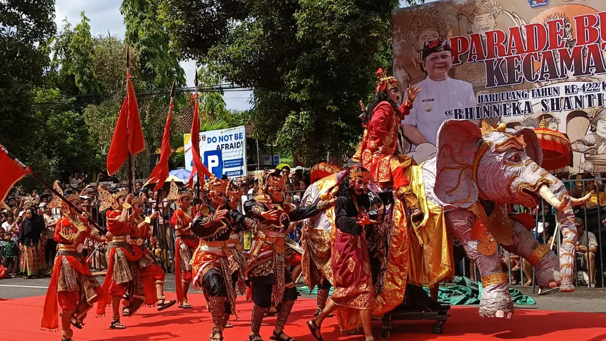 ANGKAT KISAH SEJARAH: Penampilan parade budaya serangkaian HUT ke-422 Kota Singaraja, yang dipusatkan di areal Taman Kota Singaraja, pada Senin (30/3/2026). (Eka Prasetya/Radar Buleleng)