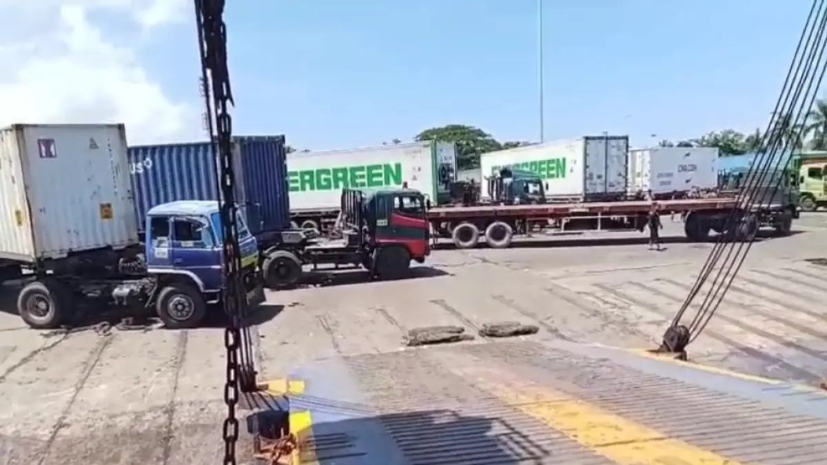 BLOKADE: Sejumlah truk melkaukan blokade di area bongkar muat dermaga LCM. Mereka kecewa karena pelabuhan memprioritaskan kendaraan kecil. (M. Basir/Radar Bali)