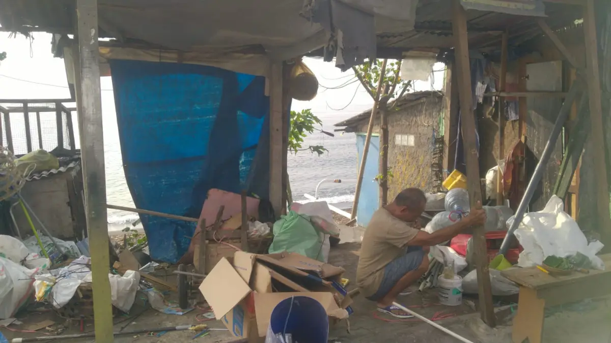 BONGKAR MANDIRI: Sejumlah warga melakukan pembongkaran secara mandiri terhadap bangunan liar yang ada di sepanjang Pantai Kampung Baru. (Pol PP Buleleng)