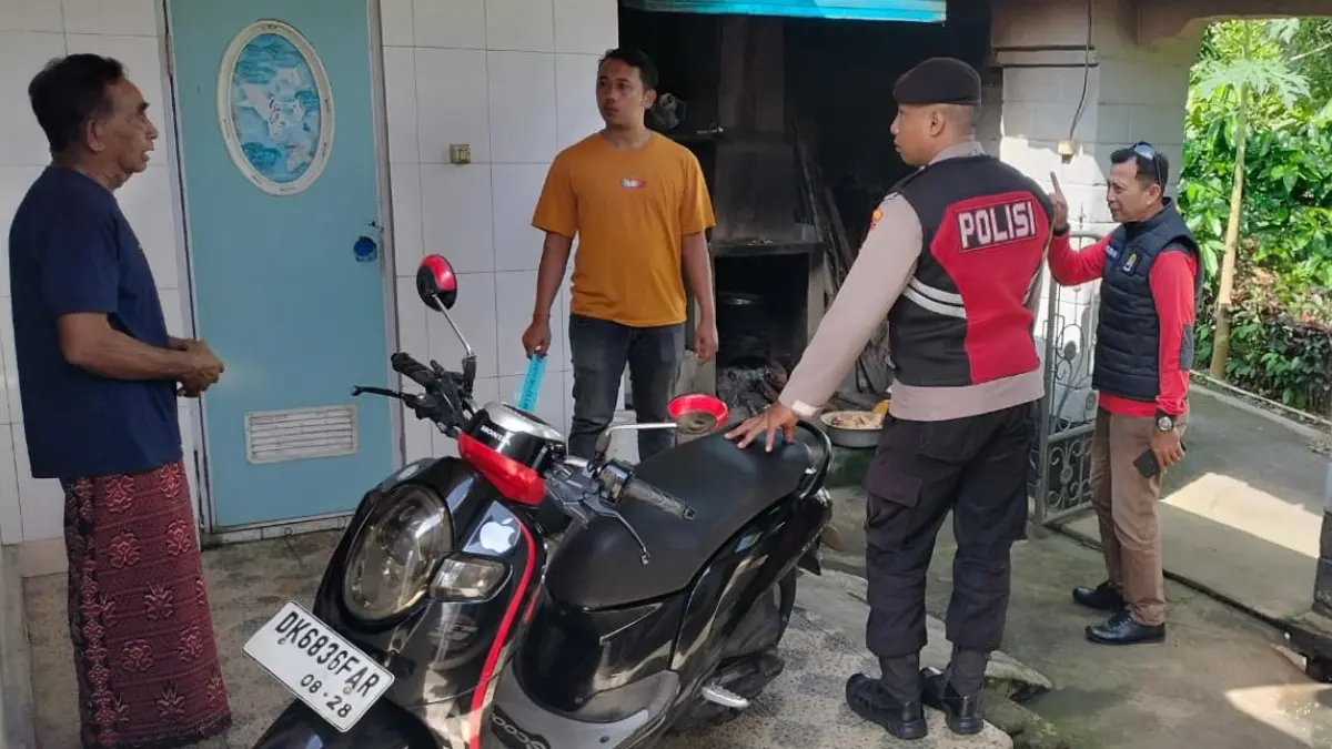 OLAH TKP: Aparat kepolisian Polsek Busungbiu melakukan olah TKP lokasi curanmor di Desa Tinggarsari. (Polres Buleleng)