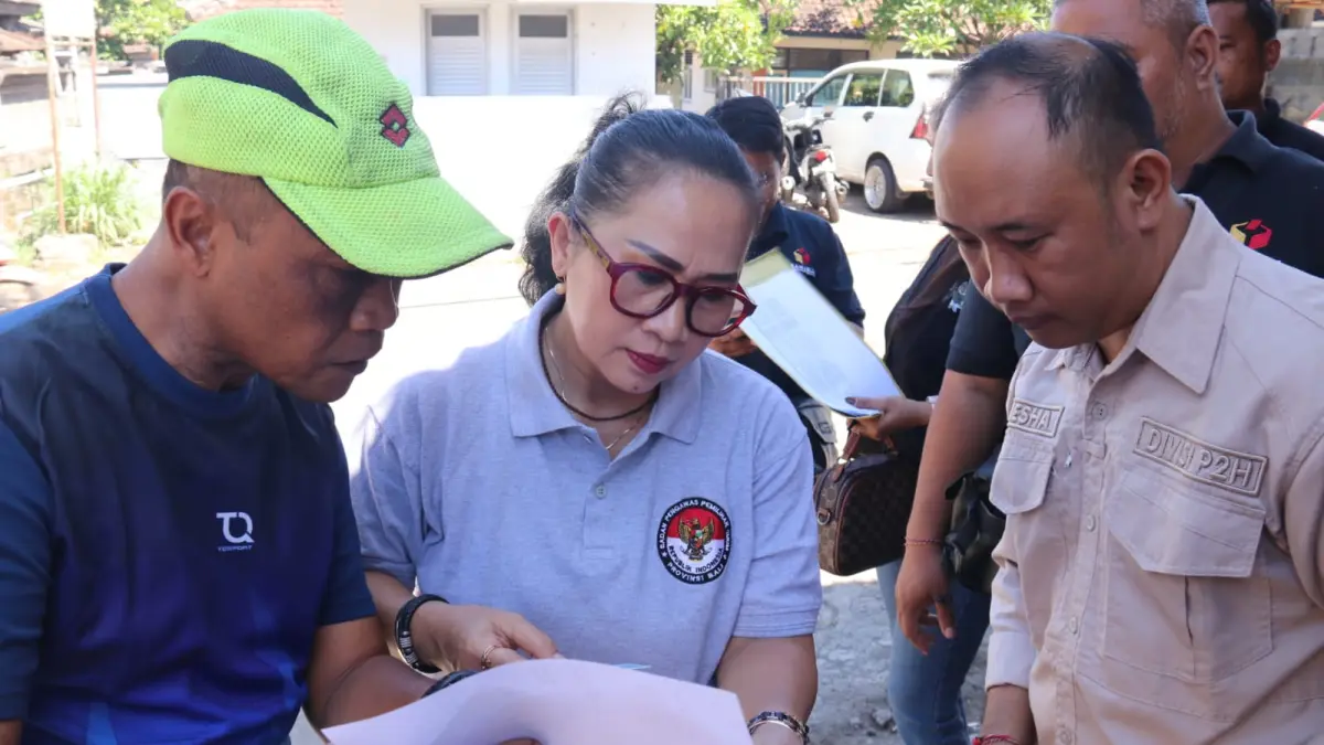 PENGAWASAN: Komisioner Bawaslu Bali, Ketut Ariyani (tengah) saat melakukan pengawasan data pemilih berkelanjutan di Kabupaten Buleleng. (Bawaslu Bali)