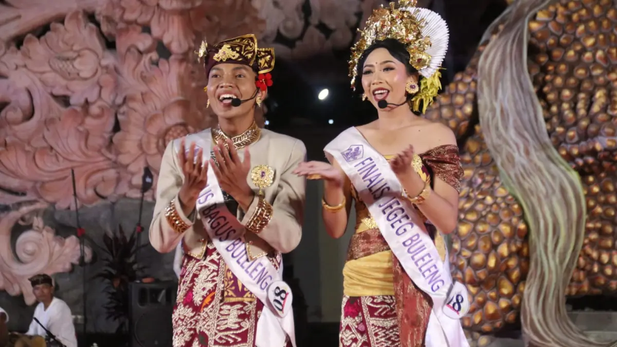 SELAMAT YA!: Pasangan Luh Velia Putri Arsita (kanan) dan Gede Raditya Harischandra Kusa (kiri) berhasil menyabet gelar Jegeg dan Bagus Buleleng 2026. (Pemkab Buleleng)