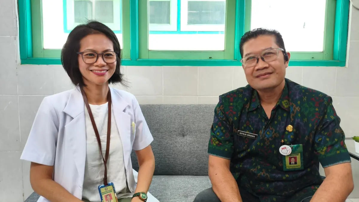 BERI PENJELASAN: Dokter Forensik Medikolegal RSUD Buleleng, dr. Klarisa (kiri) bersama Direktur RSUD Buleleng, dr. Ketut Suteja Wibawa. (Eka Prasetya/Radar Buleleng)