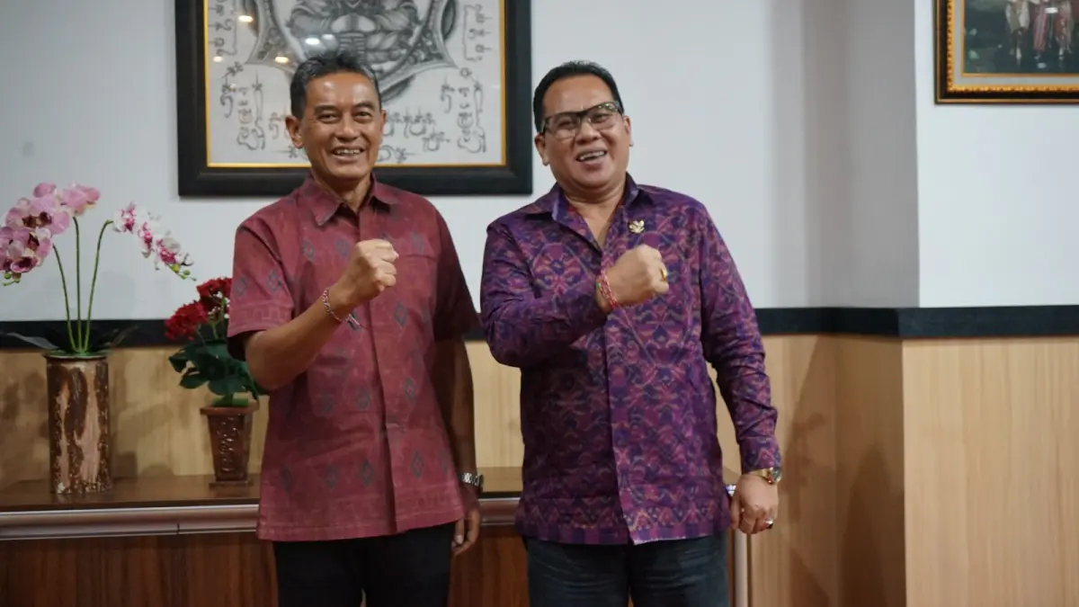 BERTEMU: Ketua Umum KONI Buleleng, Gede Supriatna bertemu dengan Rektor Undiksha, Prof. I Wayan Lasmawan, membahas kesiapan venue olahraga jelang Porprov Bali 2027. (Undiksha)