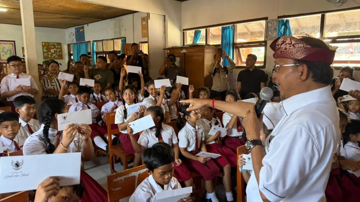 BERTEMU SISWA: Gubernru Bali, Wayan Koster, bertemu dengan para siswa di SDN 5 Banjar. Sekolah itu terdampak bencana banjir bandang. (Pemprov Bali)