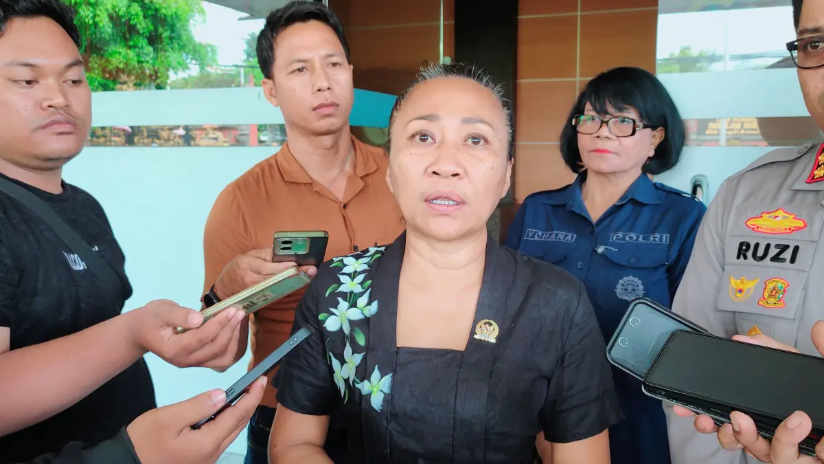 BICARA PERLINDUNGAN: Anggota DPD RI, Ni Luh Djelantik saat mendatangi Polres Buleleng pada Selasa (31/3/2026). (Eka Prasetya/Radar Buleleng)