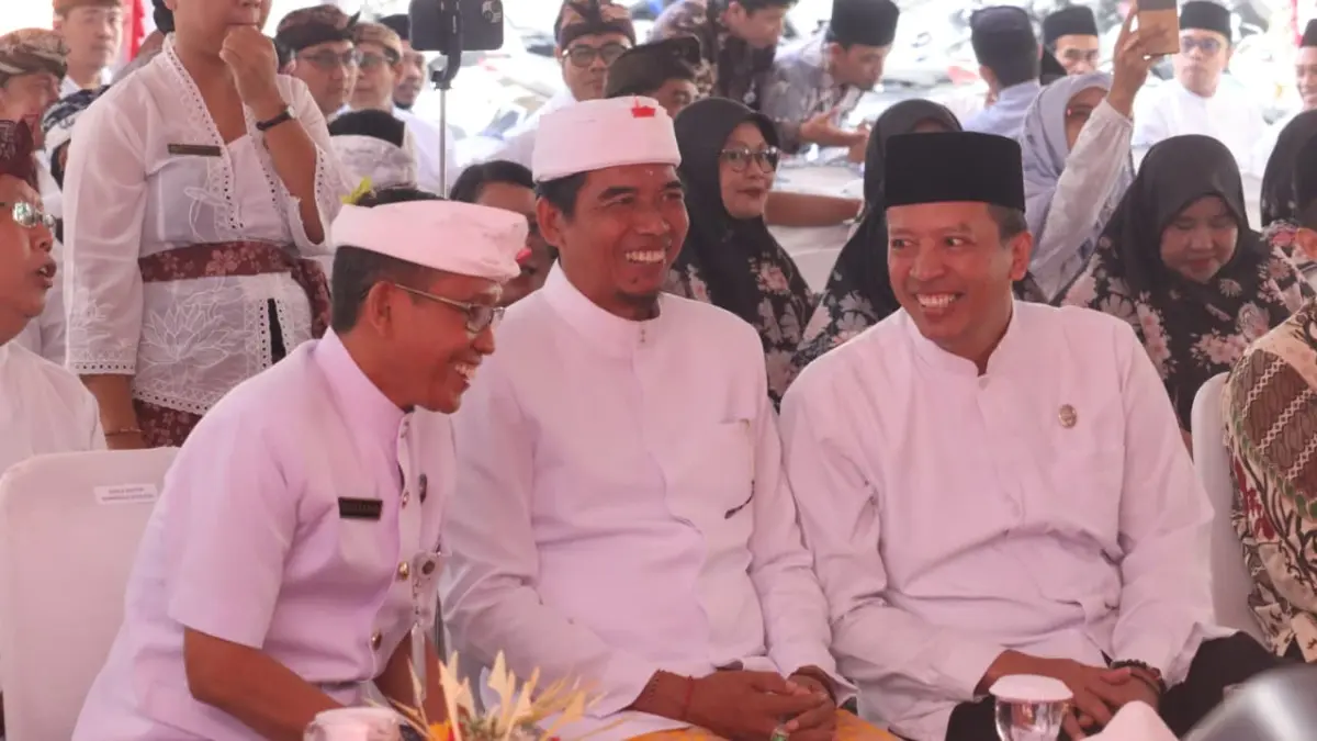 HARMONI: Suasana halal bihalal dan dharma santhi serangkaian Hari Raya Idul Fitri dan Hari Raya Nyepi yang digelar Kantor Kementerian Agama Buleleng. (Pemkab Buleleng)