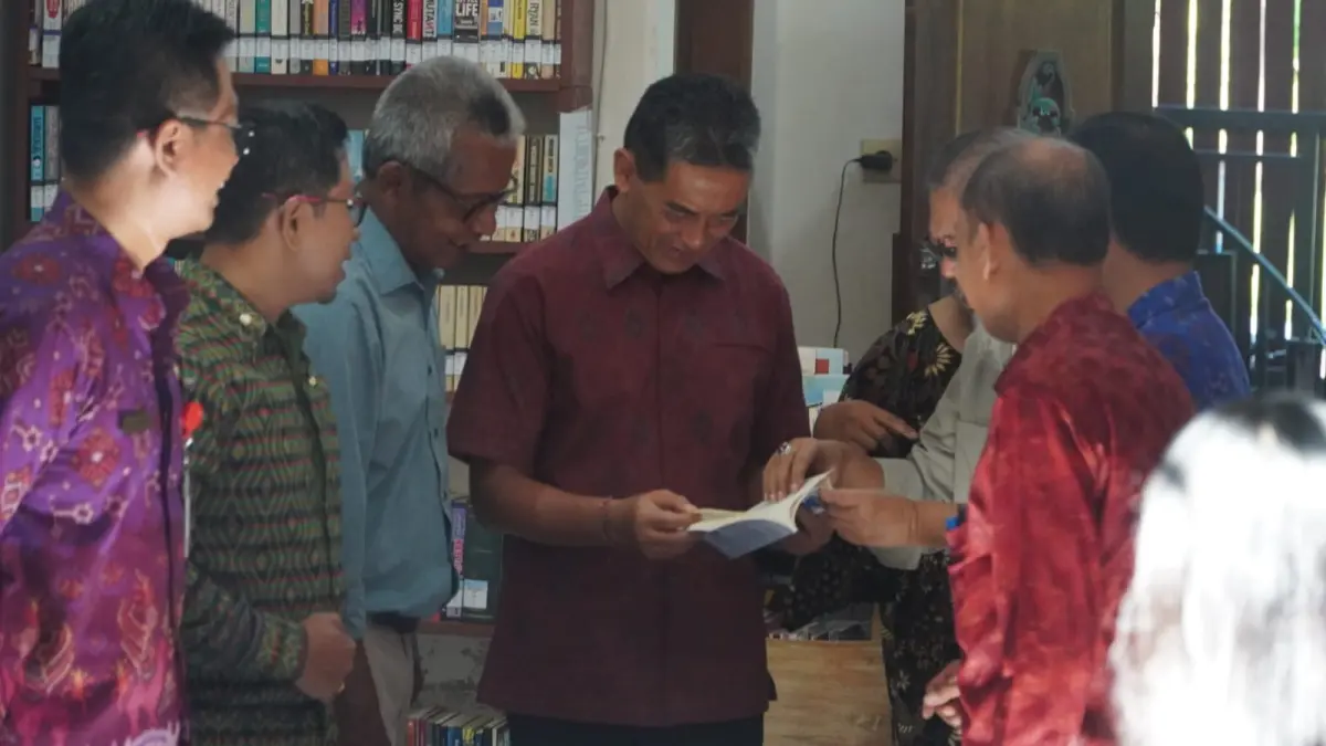 LITERASI: Wakil Bupati Buleleng, Gede Supriatna (tengah) saat berkunjung ke Perpustakaan Mahima, pada Selasa (31/3/2026). (Pemkab Buleleng)