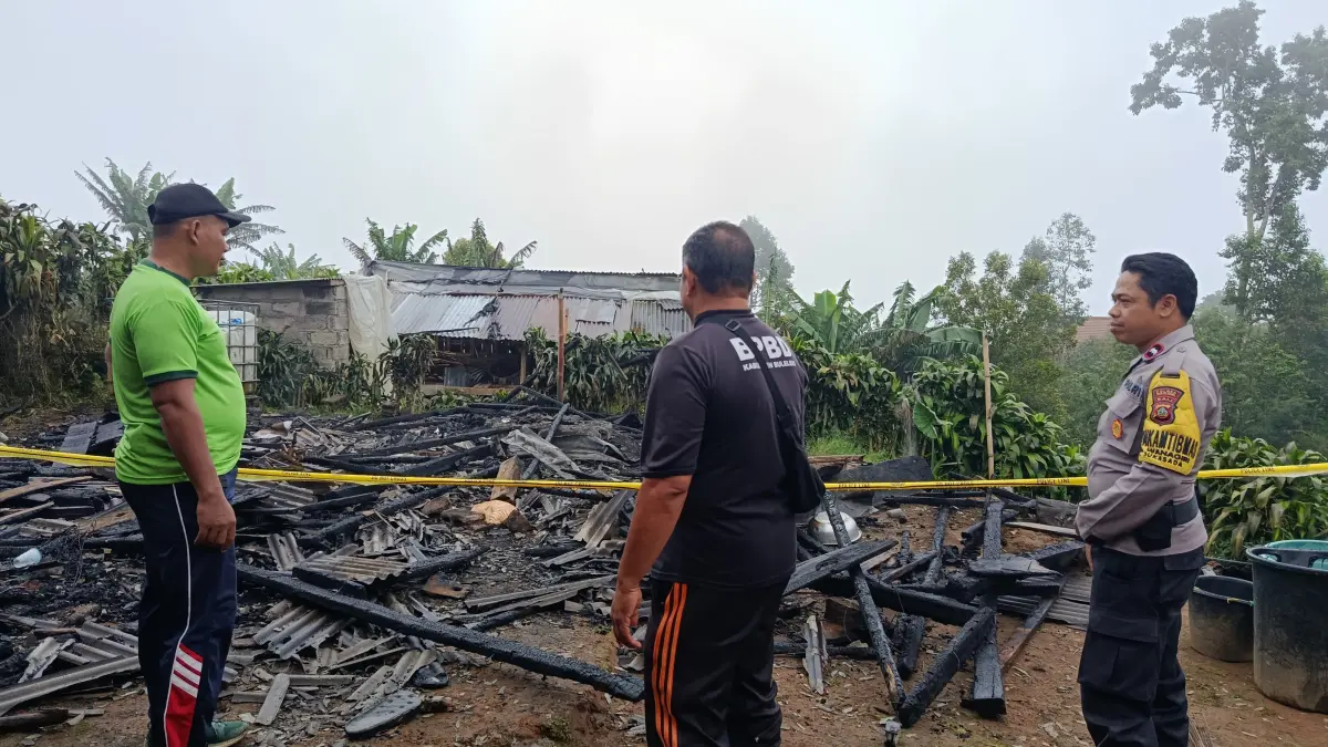 LUDES: Kebakaran yang menimpa rumah milik I Ketut Adi Pranata, warga Desa Wanagiri, Kabupaten Buleleng. (Polres Buleleng)