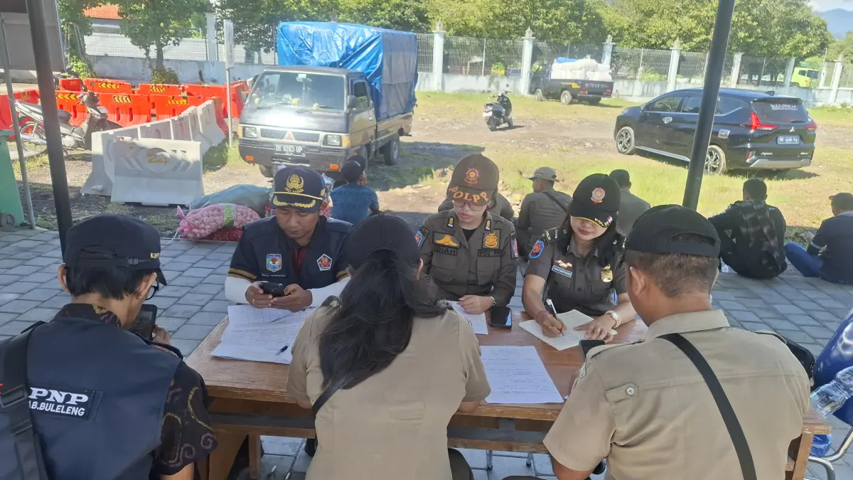 PERIKSA IDENTITAS: Tim gabungan melakukan pengawasan dan pemeriksaan identitas penduduk pendatang yang masuk ke Buleleng, saat arus balik hari raya Idul Fitri 2026. (Pol PP Buleleng)
