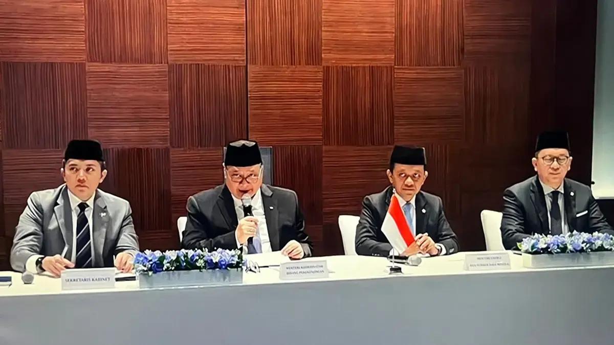 RESMI WFH: Menteri Koordinator Bidang Perekonomian, Airlangga Hartarto (dua dari kiri) menjelaskan kebijakan WFH bagi ASN. (jawapos.com) 