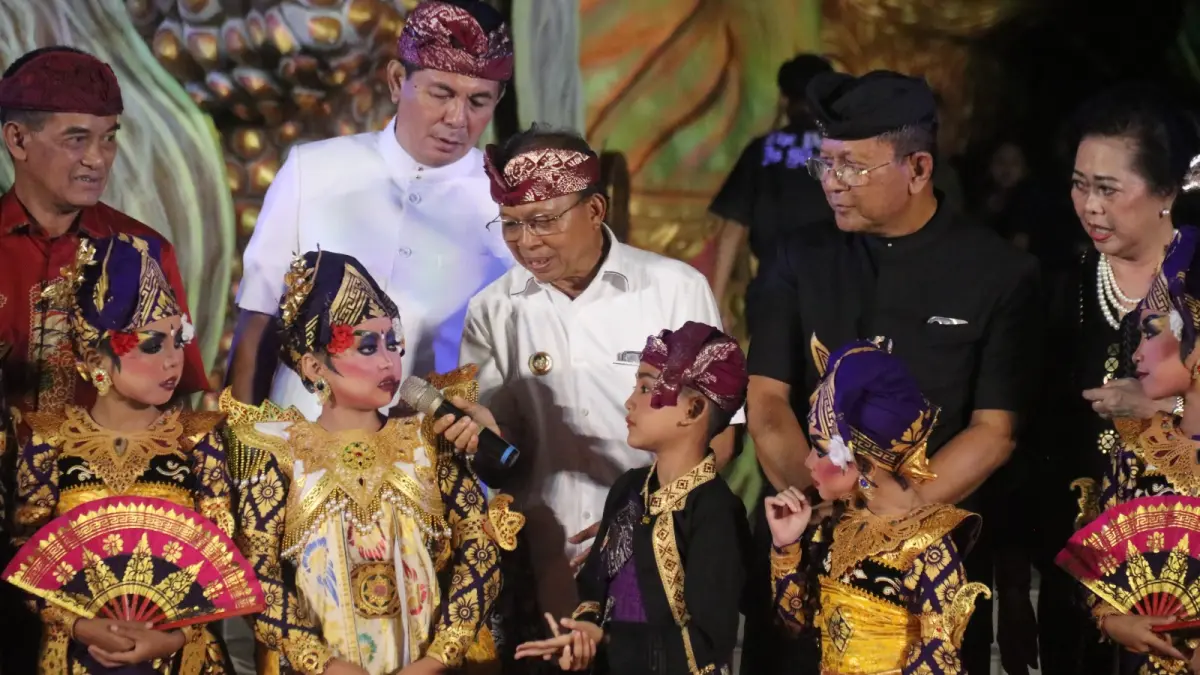 SAPA PENARI: Gubernur Bali, Wayan Koster menyapa penari yang pentas pada malam puncak peringatan HUT ke-422 Kota Singaraja di RTH Bung Karno, pada Senin (30/3/2026) malam. (Pemkab Buleleng)