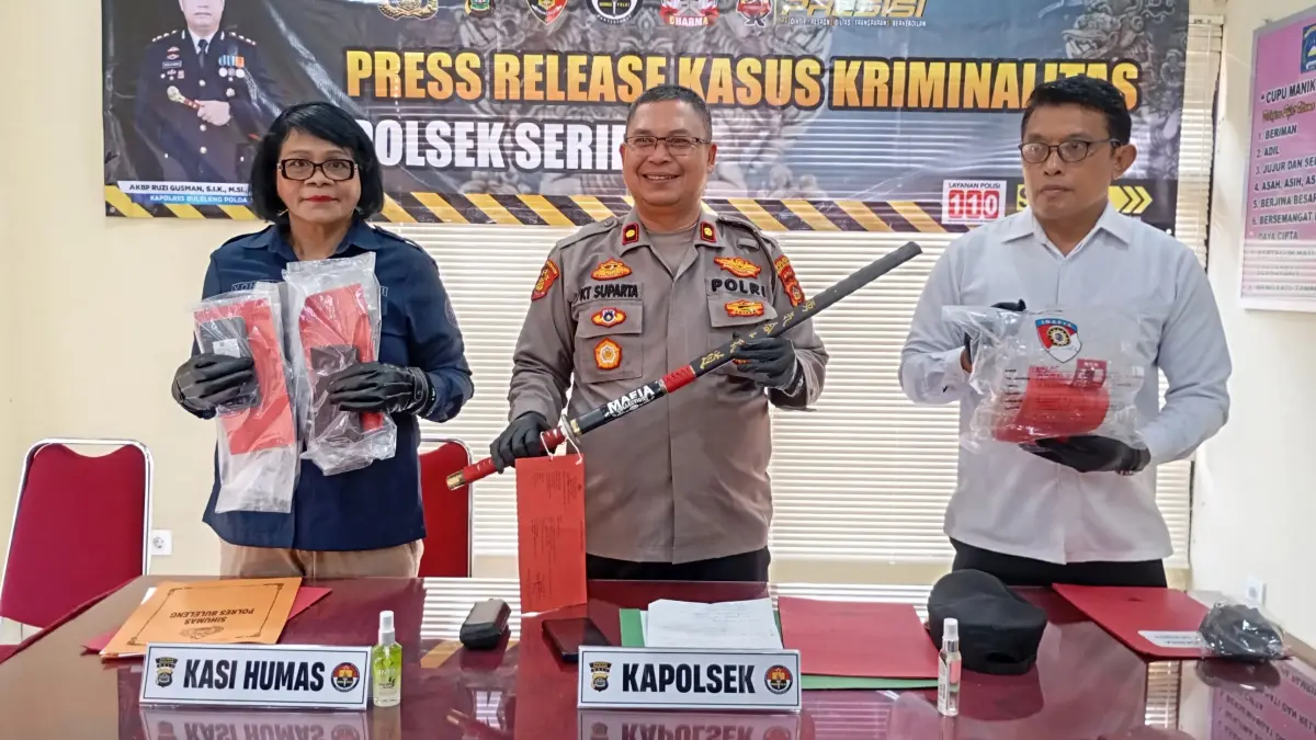 TUNJUKKAN BUKTI: Kapolsek Seririt, Kompol I Ketut Suparta (tengah) menunjukkan barang bukti kasus pembacokan yang terjadi di Desa Joanyar, Buleleng. (Francelino Junior/Radar Buleleng)