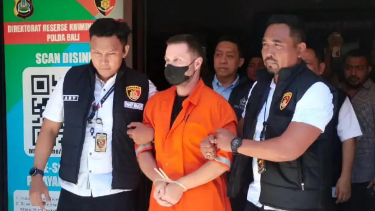 BURON INTERNASIONAL: Polisi menangkap SL, WNA Inggris yang merupakan buronan paling dicari di Eropa. (Adrian Suwanto/Radar Bali)