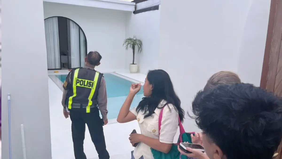 OLAH TKP: Aparat kepolisian melakukan olah TKP di salah satu vila di kawasan Tibubeneng. Vila tersebut dibobol maling sehingga menyebabkan turis asal Australia menjadi korban. (Polres Badung)