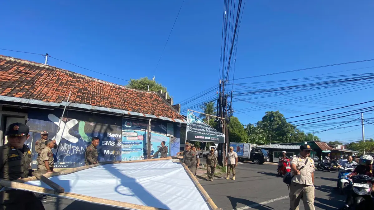 TERTIBKAN: Pol PP Buleleng menertibkan reklame berupa baliho, banner, maupun spanduk yang dinilai melanggar aturan. (Pol PP Buleleng)