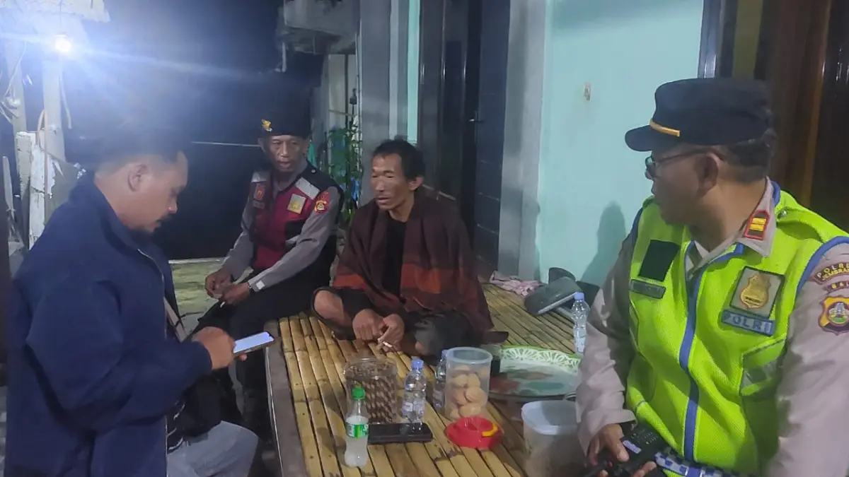 BERHASIL SELAMAT: Polisi meminta keterangan kepada Suharman, nelayan asal Jembrana yang mengalami kecelakaan saat melaut. Ia berhasil selamat setelah bertahan berjam-jam di tengah laut. (Polres Jembrana)