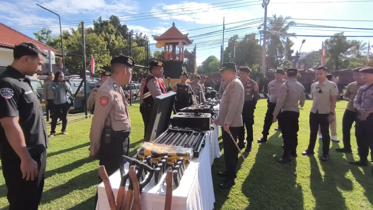 CEK SARPRAS: Kapolres Buleleng, AKBP Ruzi Gusman mengecek sarana dan prasarana di Polres Buleleng dalam rangka mencegah gangguan keamanan dan penanganan bencana. (Polres Buleleng)