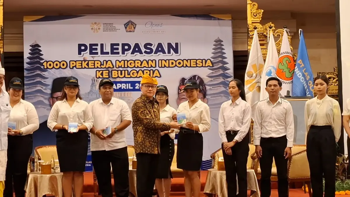 LEPAS PEKERJA MIGRAN: Menteri Perlindungan Pekerja Migran Indonesia (P2MI), Mukhtarudin (pakai udeng), melepas para pekerja migran untuk bekerja ke Bulgaria. Mayoritas pekerja migran itu berasal dari Bali. (Marsellus Pampur/Radar Bali)