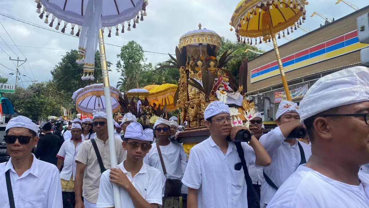 MELASTI: Krama Desa Adat Buleleng saat prosesi melasti. (Desa Adat Buleleng)