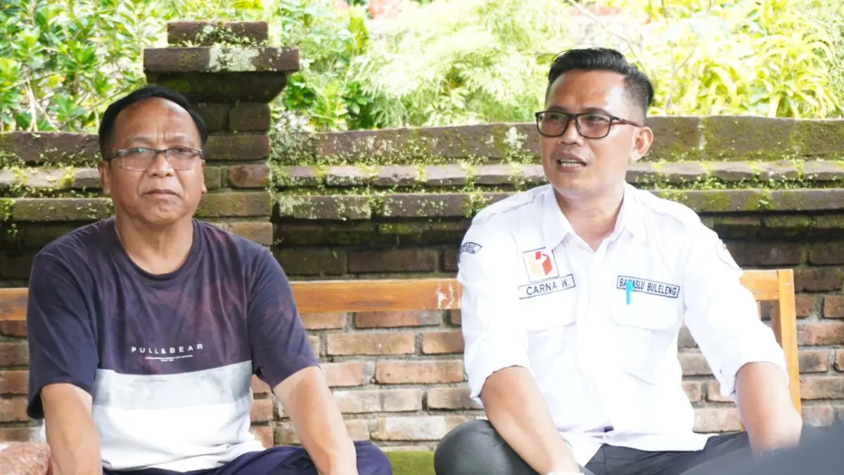 SERAHKAN BANTUAN: Ketua Bawaslu Buleleng, Kadek Carna Wirata (kanan) saat berkunjung ke Panti Asuhan Destawan. Ia disambut Kepala Panti Asuhan Destawan, Ketut Suterisna (kiri). (Bawaslu Buleleng)