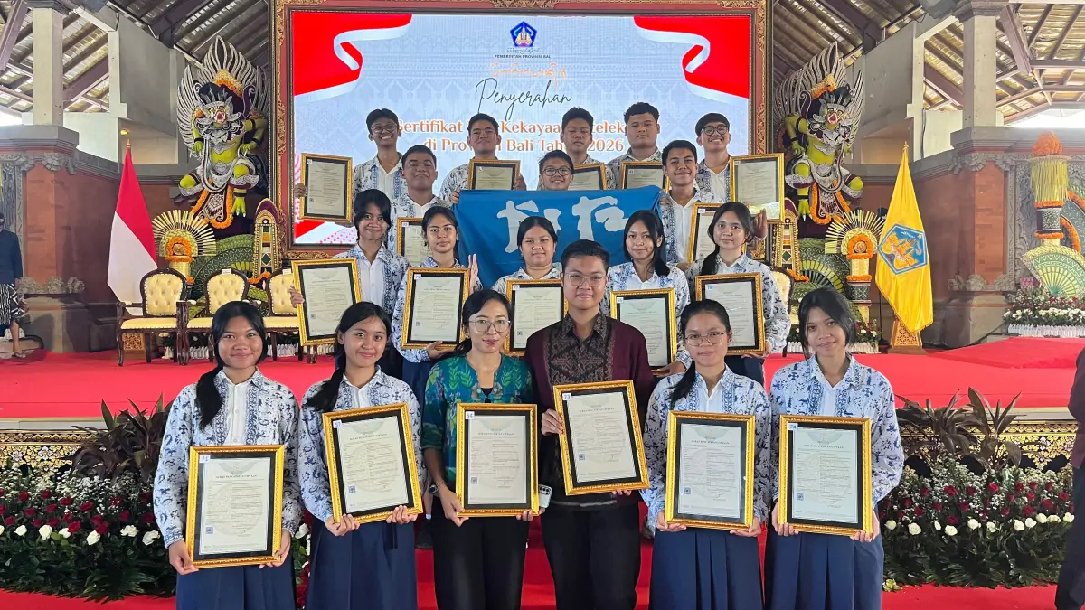 TERIMA HAKI: Para siswa di SMAN 3 Denpasar meraih sertifikat pencatatan Hak Kekayaan Intelektual (HAKI) dari Kementerian HAM. (SMAN 3 Denpasar)