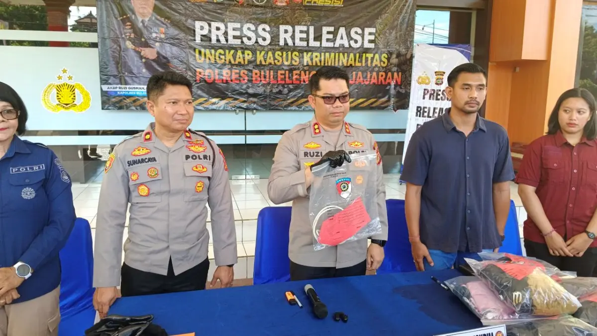 UNGKAP KASUS: Kapolres Buleleng, AKBP Ruzi Gusman menunjukkan barang bukti kabel yang diduga digunakan tersangka melakukan kekerasan fisik terhadap anak asuh di Panti Asuhan Ganesha Sevanam, Buleleng. (Eka Prasetya/Radar Buleleng)