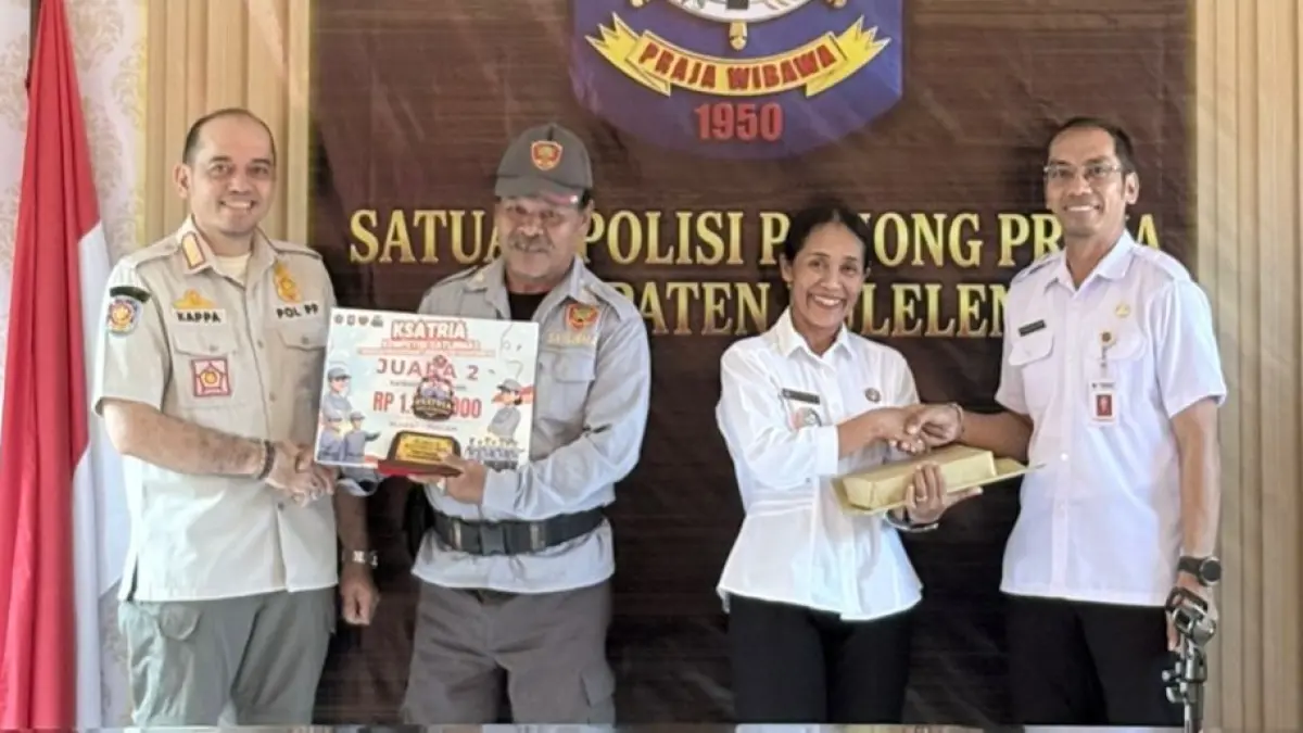 SERAHKAN PENGHARGAAN: Kasat Pol PP Buleleng, Komang Kappa Tri Aryandono (paling kiri) bersama Kabag Pemerintahan Setda Buleleng, Nyoman Agus Tri Kartika Yuda (paling kanan) menyerahkan penghargaan kepada Satuan Linmas yang berprestasi di tingkat desa dan kelurahan. (Pemkab Buleleng)