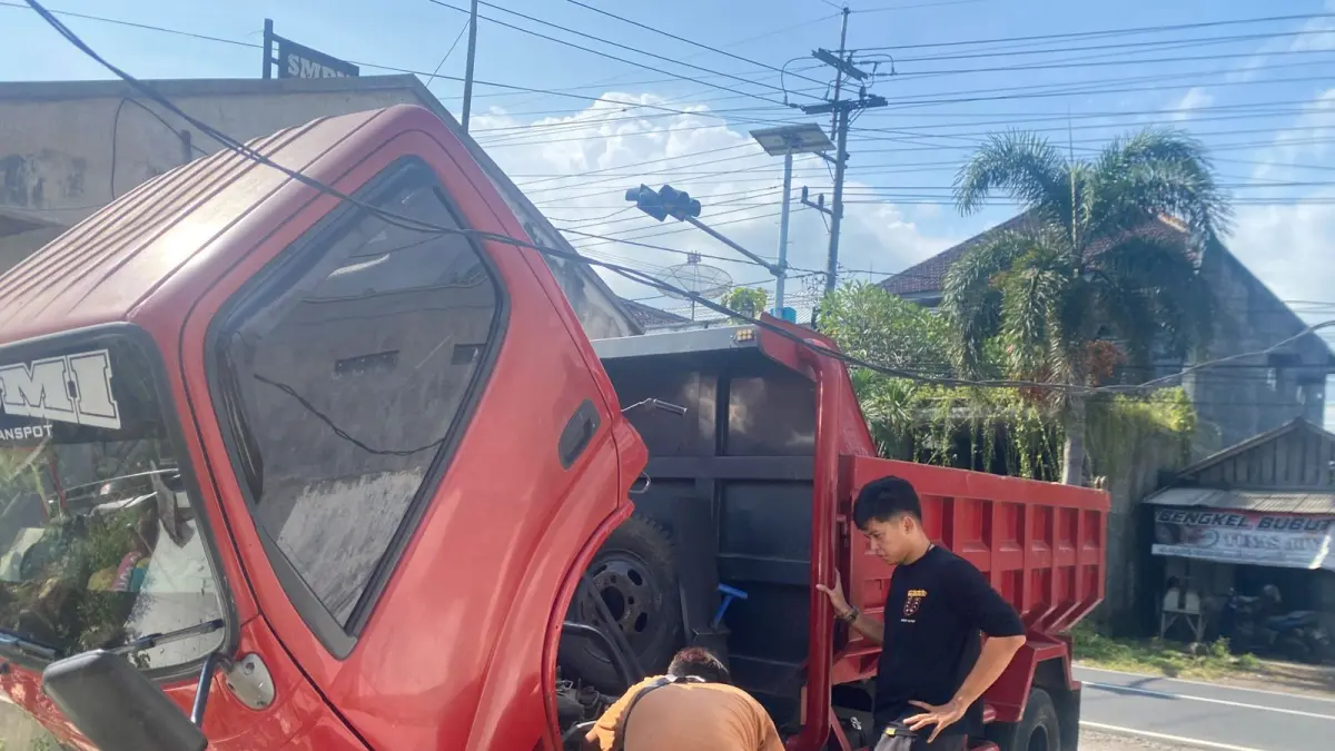 DIBAWA KABUR: Polisi memeriksa truk yang dibawa kabur ke Lumajang, Jawa Timur. (Polres Klungkung)