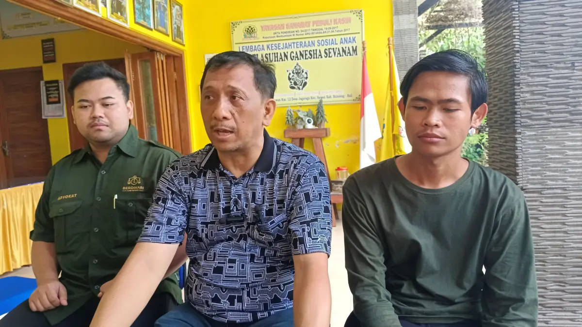 TANGGAPI KASUS: Advokat dari Kantor Pengacara Berdikari Law Office, Gede Pasek Suardika (tengah) menanggapi rencana pemerintah melakukan pembekuan terhadap operasional Panti Asuhan Ganesha Sevanam, Buleleng. (Eka Prasetya/Radar Buleleng)