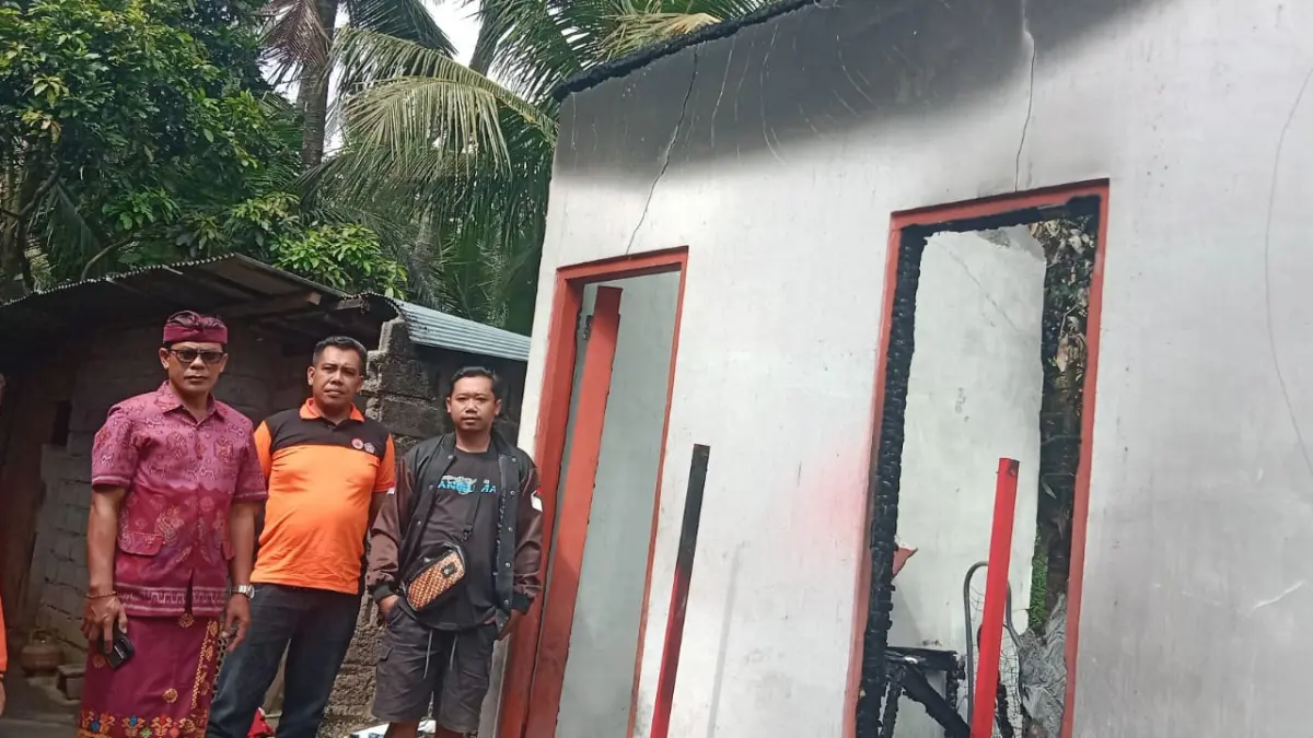 TERBAKAR: Rumah warga di Desa Tamblang, terbakar akibat korsleting listrik. (BPBD Buleleng)