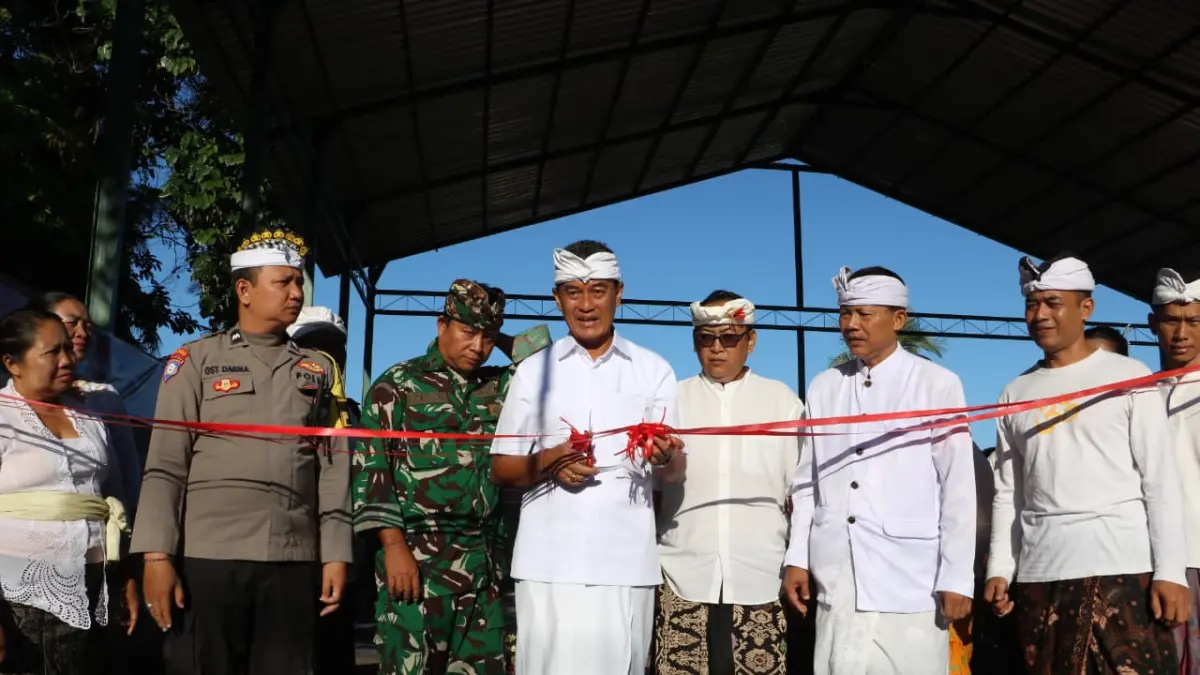 RESMIKAN FASILITAS: Wakil Bupati Buleleng, Gede Supriatna (memegang pita), meresmikan sejumlah fasilitas umum yang dibangun maupun diperbaiki di Desa Panji. Pembangunan itu menggunakan dana BKK Badung yang dikucurkan pada tahun 2024 hingga tahun 2025 lalu. (Pemkab Buleleng)