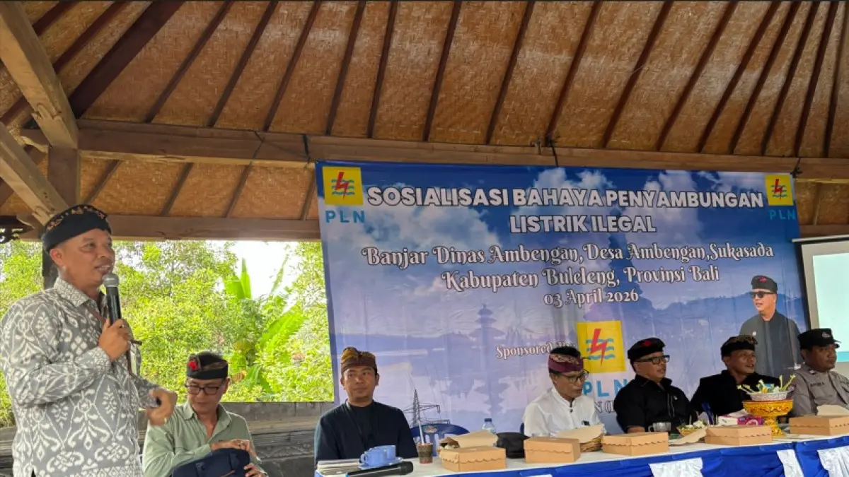 SOSIALISASI: Assisten Manager Stakeholder PT PLN (Persero) Unit Induk Distribusi Bali, Made Eka Tirtayana (Kiri) saat menyampaikan sambutan dalam giat sosialisasi kelistrikan di Desa Ambengan, Buleleng, pada Jumat (3/4/2026). (PLN UP3 Bali Utara)

