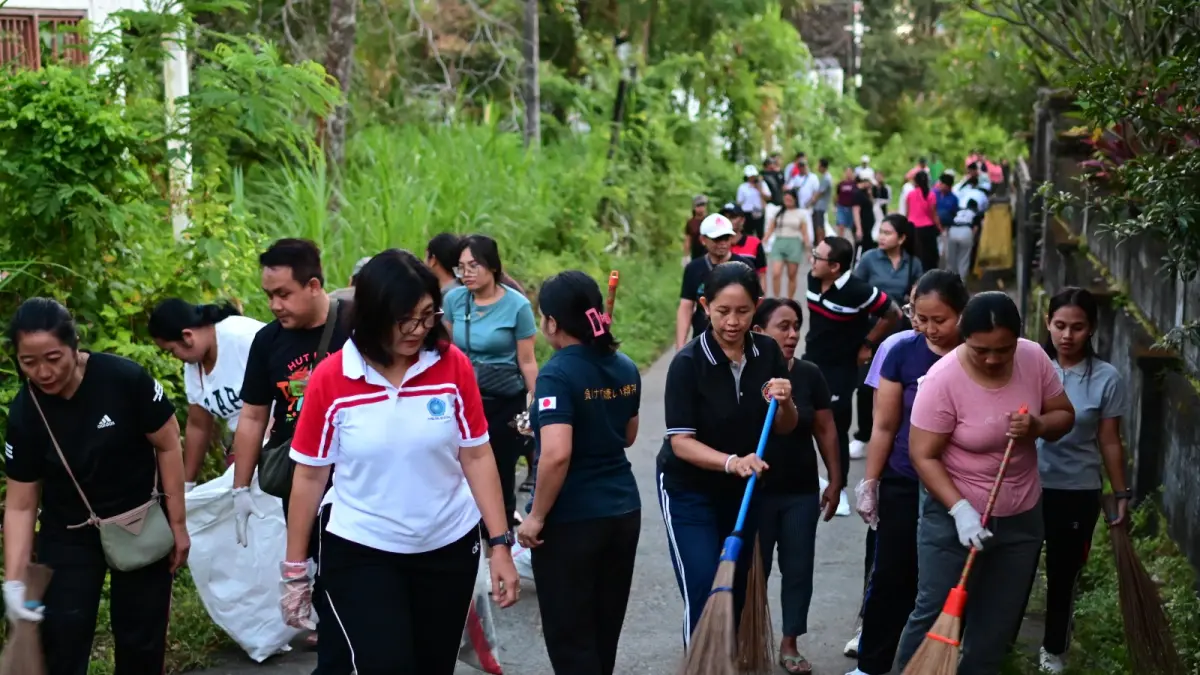 GOTONG ROYONG: Aksi gotong royong di Desa Sambirenteng, Kecamatan Tejakula. (Pemkab Buleleng)