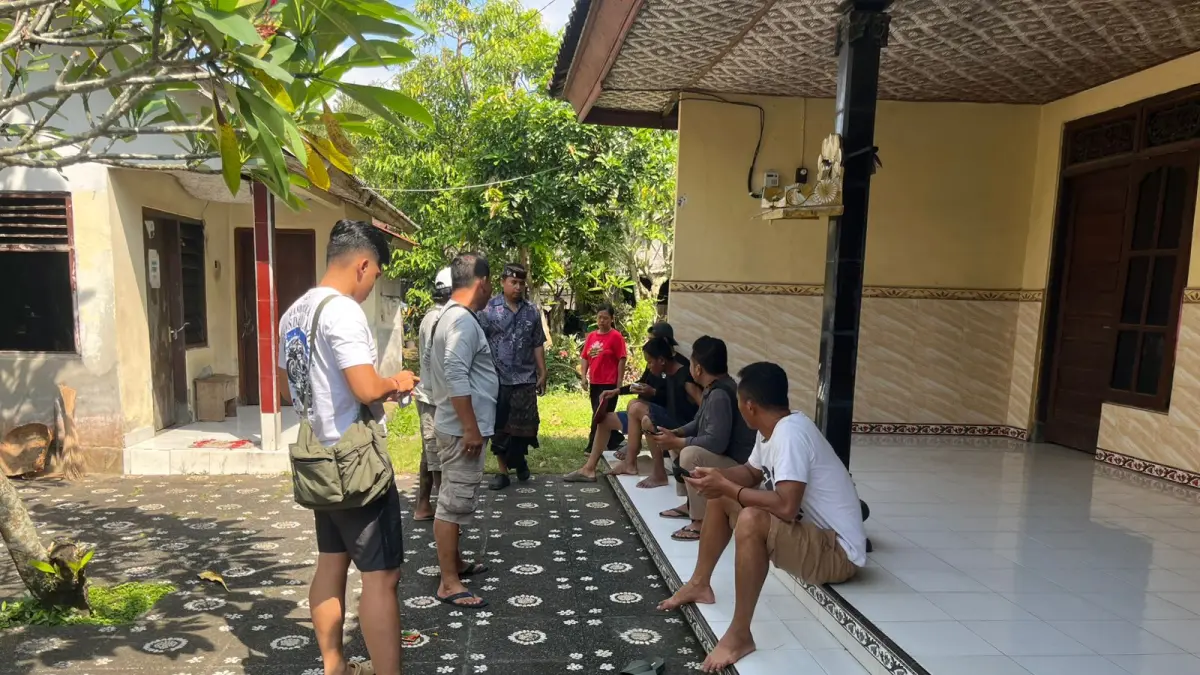TERTANGKAP BASAH; Tim Opsnal Polres Klungkung mendatangi TKP pencurian di Desa Paksebali, Klungkung. (Polres Klungkung)