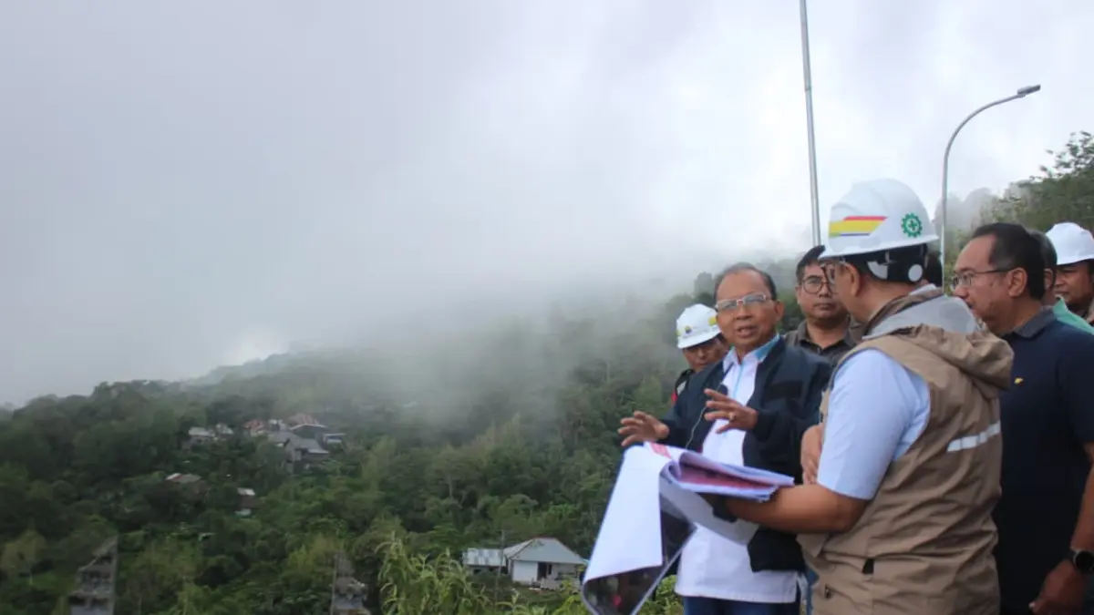 CEK PROYEK: Gubernur Bali, Wayan Koster saat mengecek pembangunan proyek Turyapada Tower di Buleleng. (Pemprov Bali)