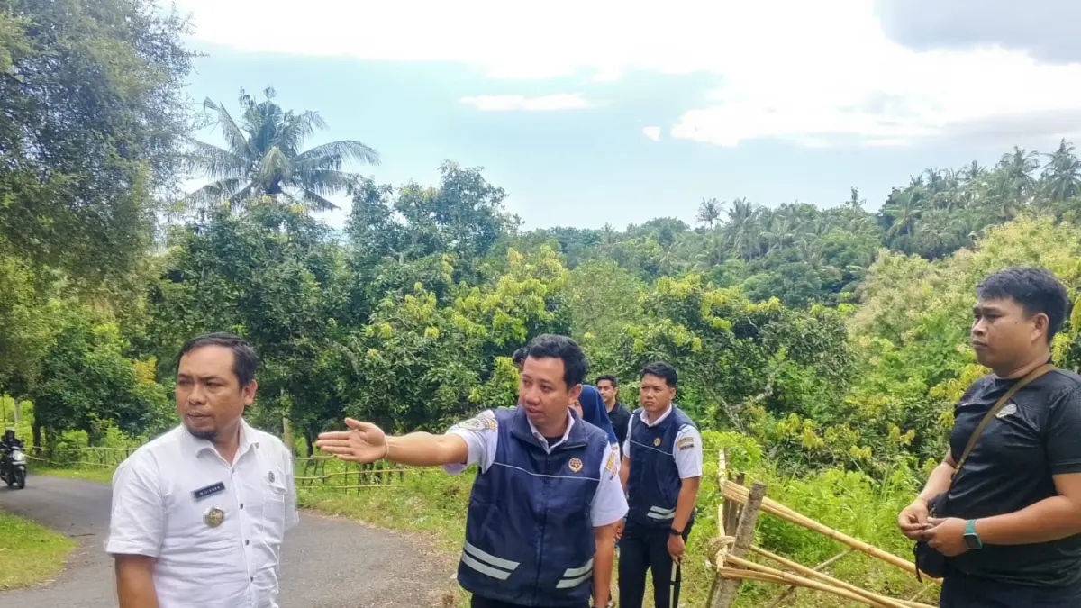 CEK LOKASI: Tim dari Kementerian Perhubungan mengecek ruas jalan Tigawasa-Kaliasem. Kerap terjadi kecelakaan alternatif dari Denpasar menuju Lovina ini. Kementerian Perhubungan berencana memasang guardrail untuk mencegah kecelakaan fatal. (Dinas Perhubungan Buleleng)