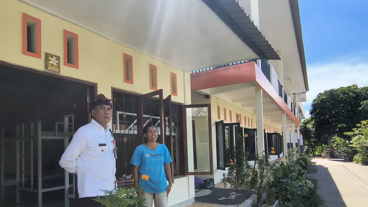 CEK ANAK ASUH: Camat Sawan, I Ketut Cantyana (kiri) saat mengecek kondisi di Panti Asuhan Narayan Seva. Sejumlah anak asuh dari Panti Asuhan Ganesha Sevanam, dipindahkan ke panti asuhan tersebut. (PID Kecamatan Sawan)